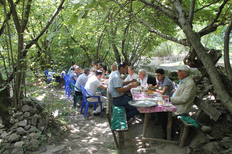 AMEA ŞREM-in əməkdaşları Baş Göynük kəndinin Qırxbulaq ərazisində istirahət zamanı